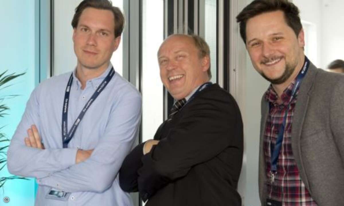 Gute Laune bei Morvyn Lipinsky und Michael Müller von Fleishmann & Hillard, die Esets Michael Klatte in die Mitte nehmen (Foto: Eset)