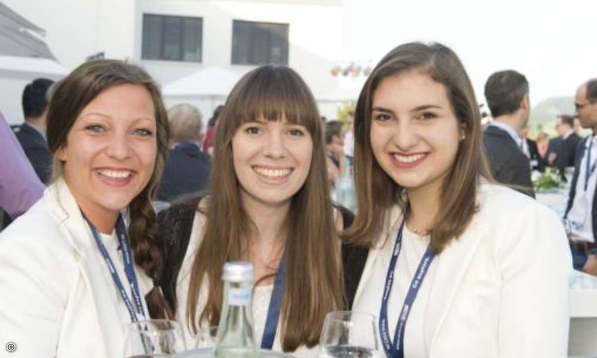 Esther Leony, Stephanie Clarke (beide Eset) und Hatice Aksoy strahlen um die Wette (Foto: Eset)
