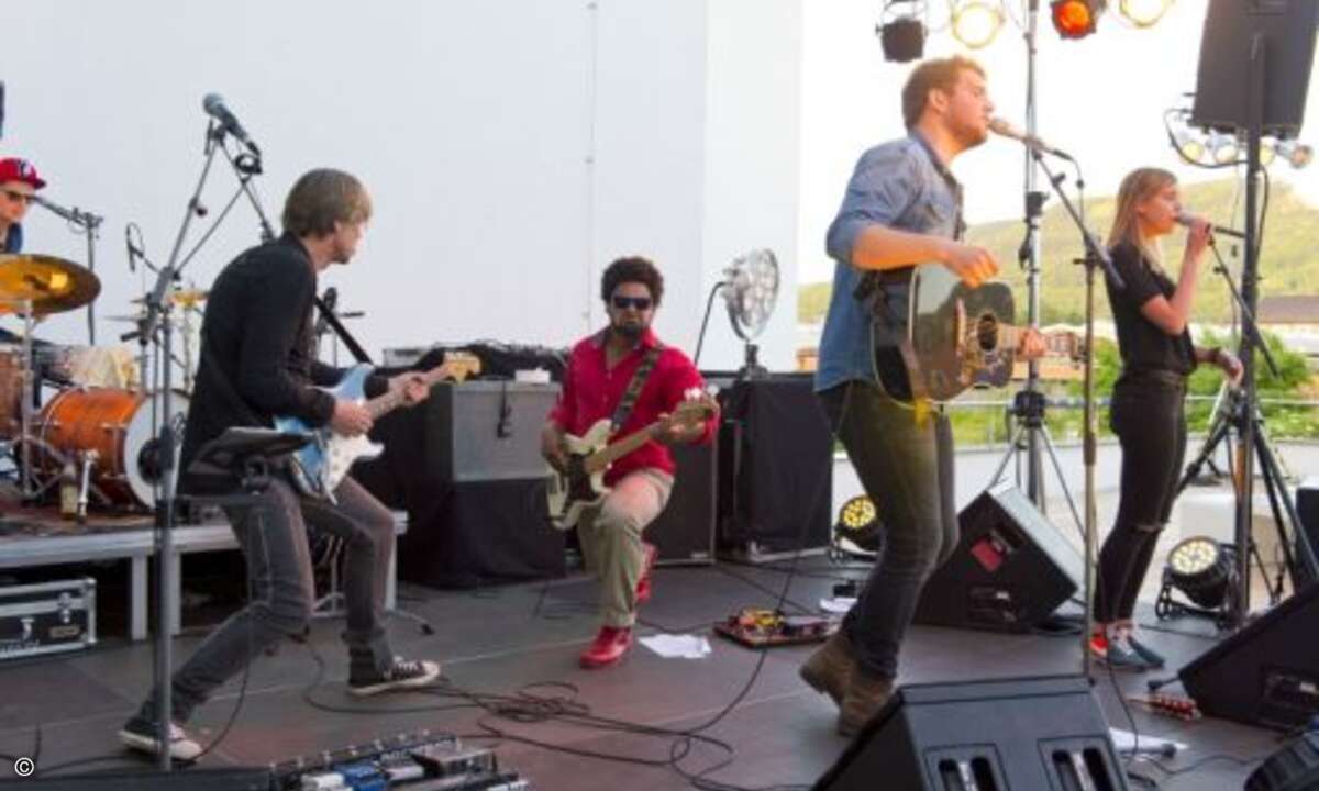 Das Musikprogramm bestritten » Andrei Vesa & Band« - unterstützt von Esets Maik Wetzel, der an der Gitarre Alles gab (Foto: Eset)