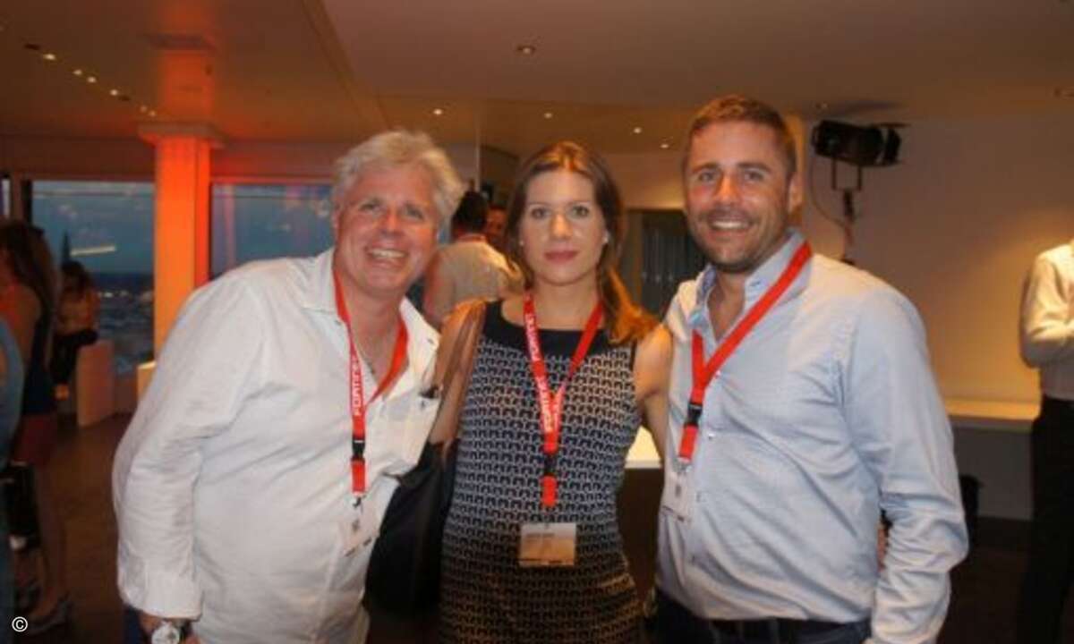 Sandra Huber (CRN) mit Peter Carlisle (links) und Scott Kemish (rechts) von Thales (Bild:CRN)