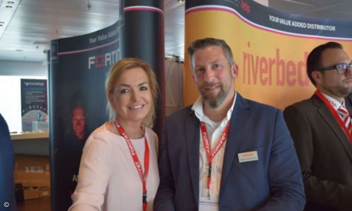 Carolin Schlüter (CRN)und Raffael Scassamacchia (Riverbed) (Bild:CRN)
