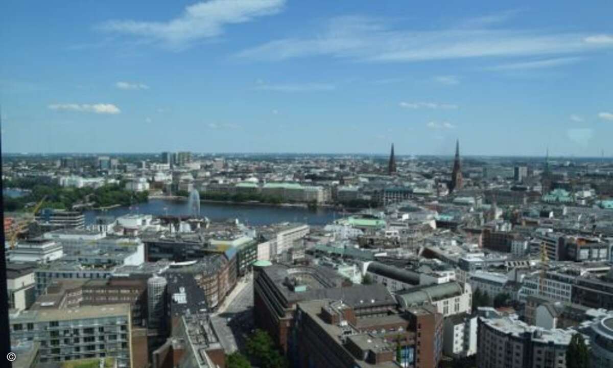 Dank strahlend blauem Himmel konnten die Besucher den Ausblick auf Hamburg genießen....(Bild:CRN)