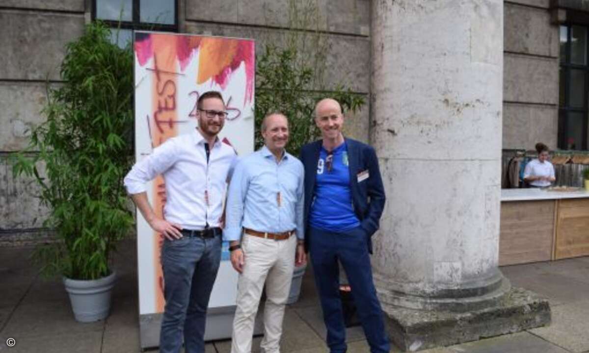 Die Gebrüder Rusch im Rausch des Sommermärchens: Tim (Ingram Micro) und sein Bruder Mirko (Buffalo) mit Gastgeber Matthäus Hose
(Foto CRN)