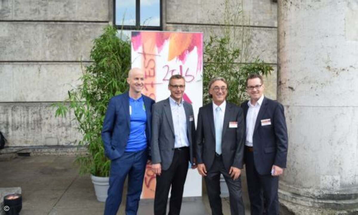 Matthäus Hose begrüßt Christian Wallisch, (Agfeo) und Heinz Geiger (Sims Lifecycle Services), Marc Adelberg (CRN)
(Foto: CRN)
