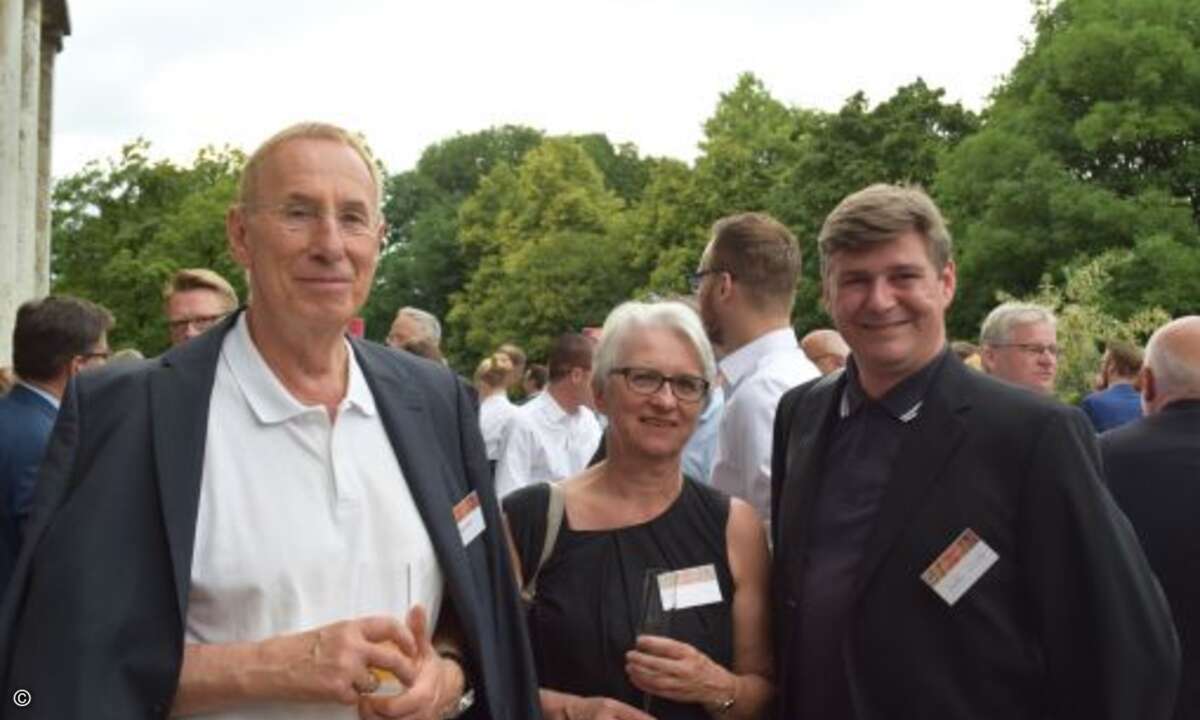 Unbestrittener Mister, also Meister, Distribution: Michael Kaack (Career Consulting Company) und seine charmante Frau mit CRN-Distributionsexperte Samba Schulte
(Foto: CRN)