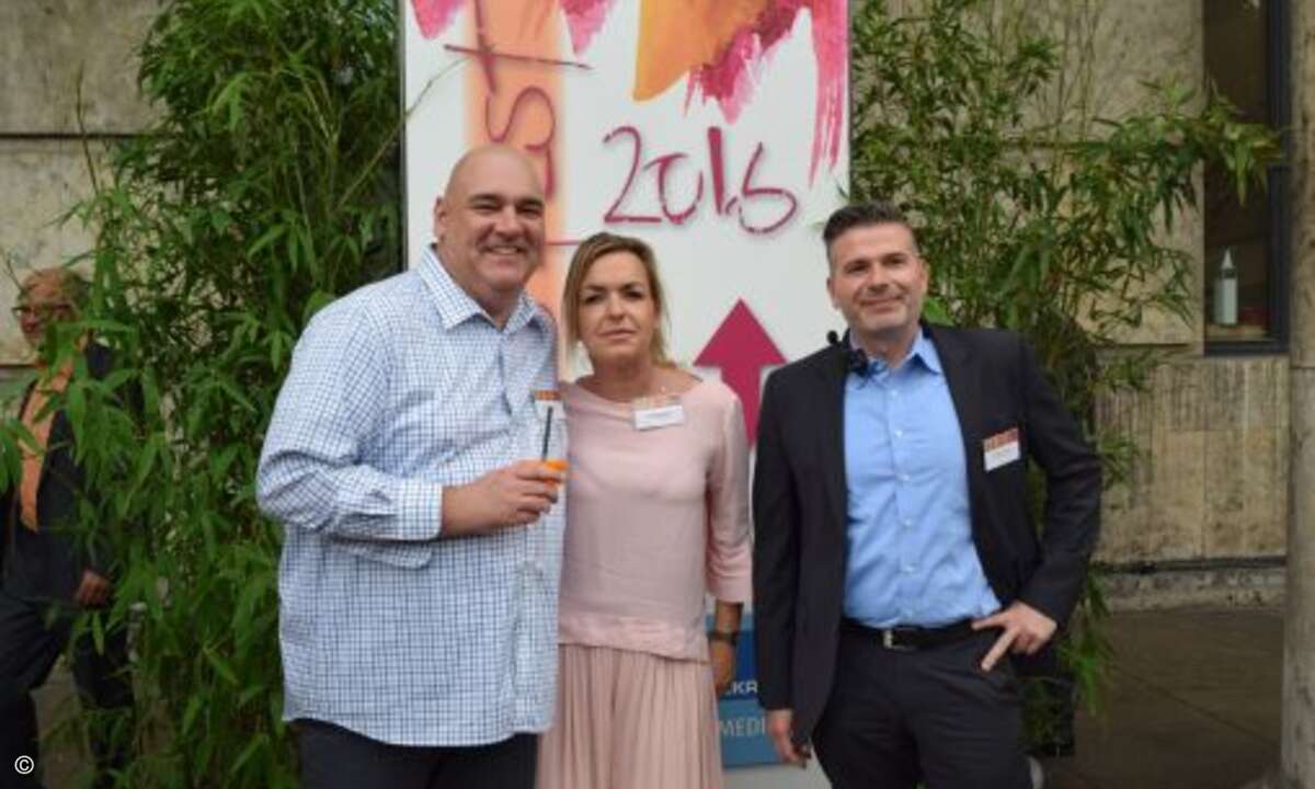 Fehlt auf fast keinem Channel-Event: Oliver Gorges (cop software + services) neben Carolin Schlüter (CRN) und Heribert Steiner (Sennheiser)
(Foto: CRN)