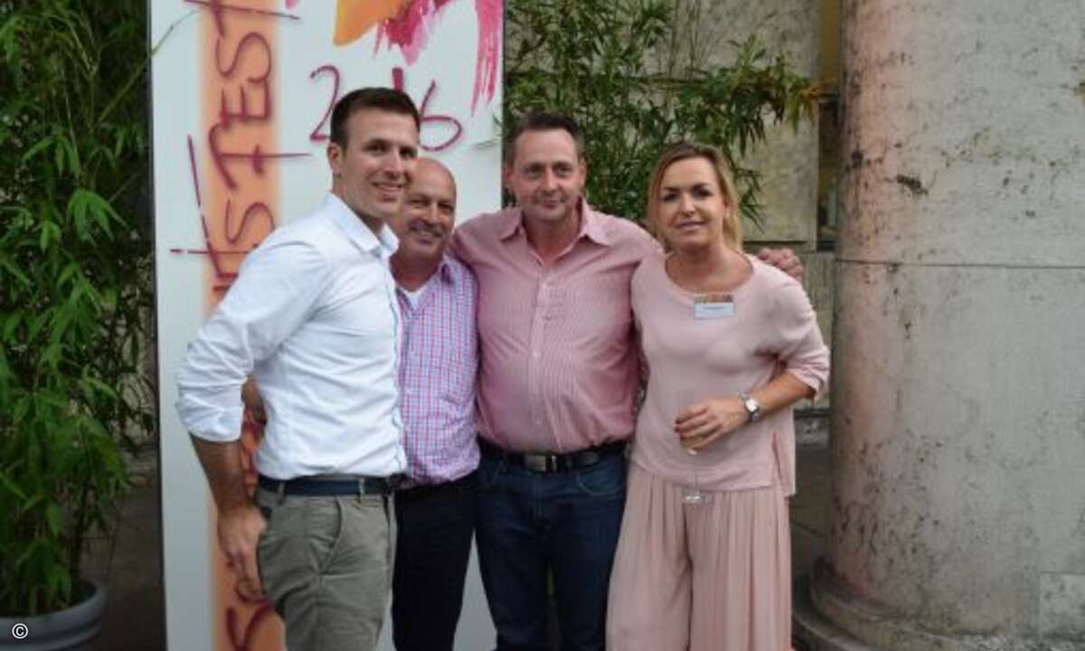 LG-Team mit Philipp Waloßek, Heinz-Dieter Speidel und Frank Sander feierten mit Carolin Schlüter (CRN) bis weit nach Mitternacht
(Foto: CRN)