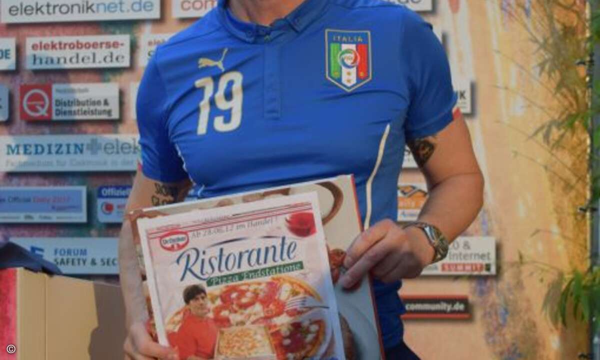 Geschmacklos, sei die Pizza Endstatione, meint Matthäus Hose (CRN), findet aber angesichts des Untergangs von Rom Trost bei Horaz: Dulce et decorum est pro patria mori. Für Ungebildete wie uns: Süß und ehrenvoll ist es, fürs Vaterland zu sterben.
(F