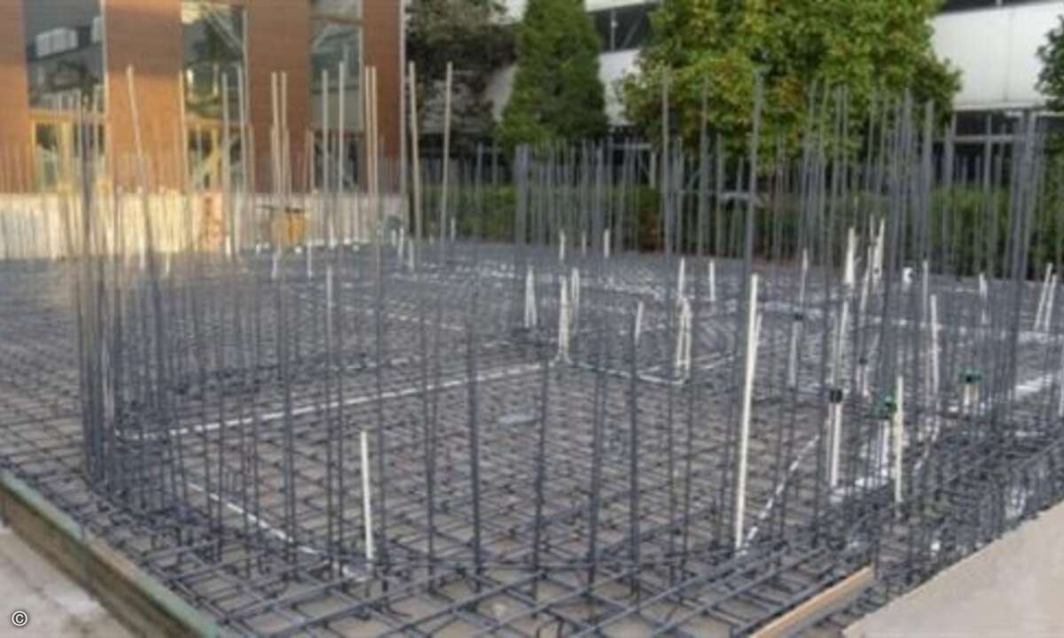 Zuerst wird das Skelett aus Eisenarmierungen auf dem Fundament aufgestellt (Foto: HuaShang Tengda)