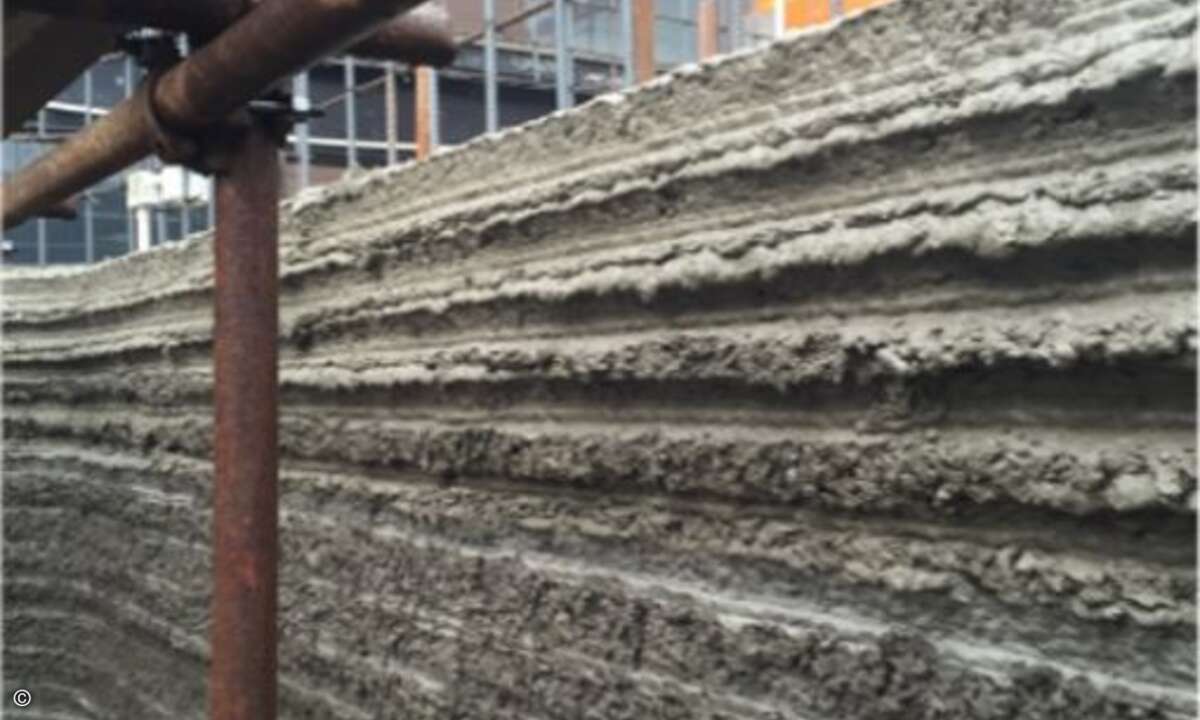 Anschließend ummantelt es der Drucker Schicht für Schicht mit Beton (Foto: HuaShang Tengda)