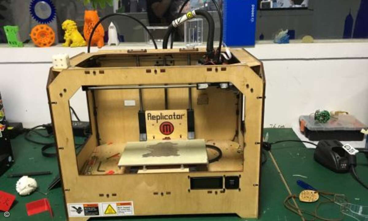 Ein originaler Prototyp eines Replicator 3D Druckers. 3D Drucker gehören zur
Grundausstattung in einem chinesischen Maker Space