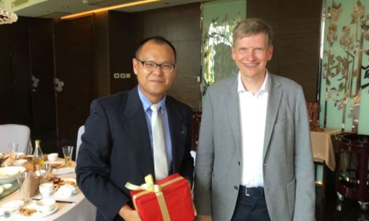 Frank Roebers, Chef der iTeam-Systemhauskooperation bedankt sich bei Landson Li, Senior Director von RIB Software in China für seinen Vortrag über RIB Construction Software