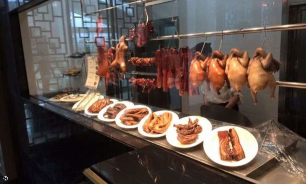 Das typische Bild in einem Restaurant vor dem Abendessen, ein Blick in die Auslage