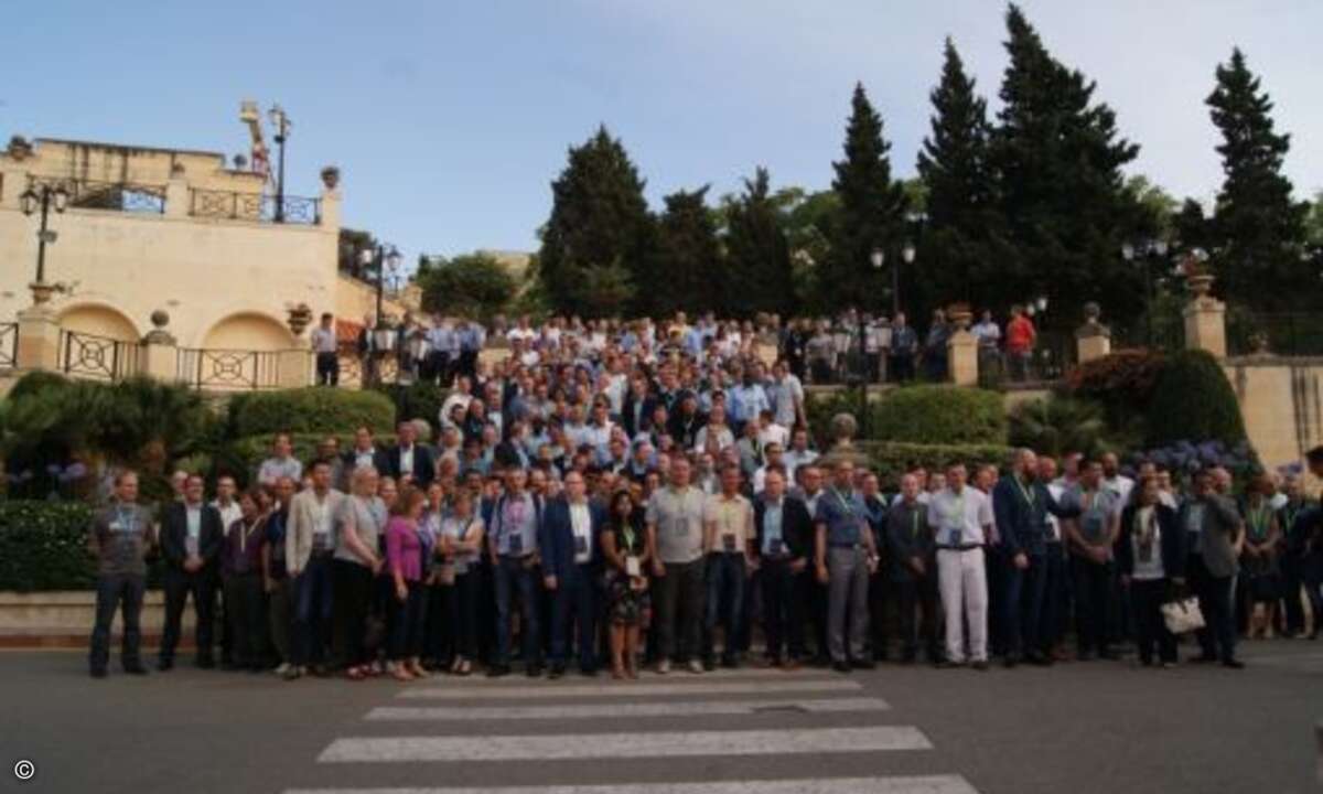 Auf die Stimmung drückt das jedoch nicht – hier stellen sich die Partner zum Gruppenfoto auf (Foto: CRN)