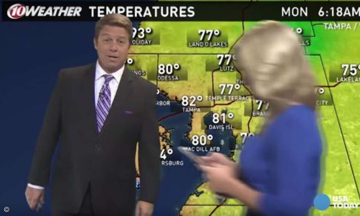 Vor lauter Pokémon Go merkte die Mitarbeiterin eines Fernsehsenders nicht, dass sie während des live gesendeten Wetterberichts mitten durchs Bild marschierte (Foto: Screenshot Youtube, USA Today)