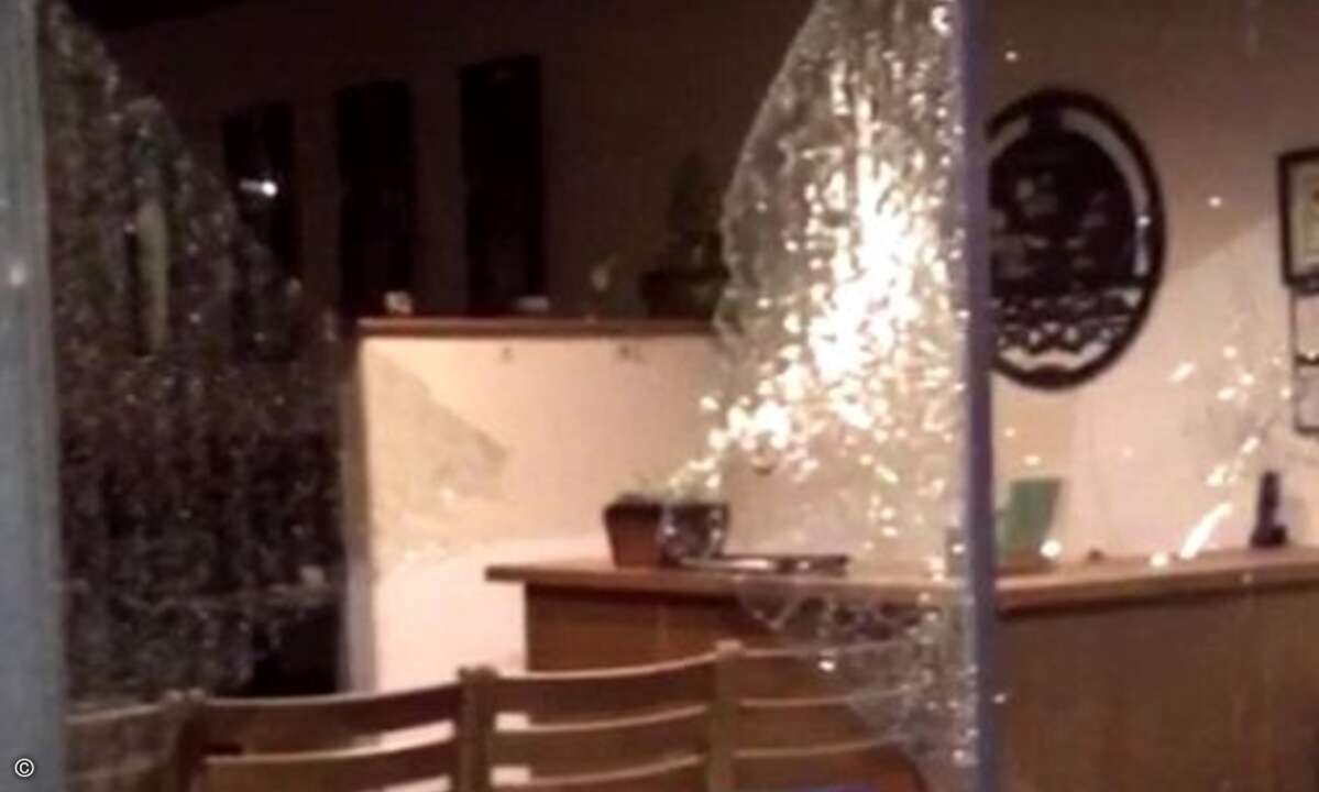 In den USA hat ein Spieler mitten in der Nacht ein Pokemon in der Nähe eines chinesischen Restaurants gesucht. Stattdessen fand er dort einen Betrunken, der die Scheiben mit Steinen einwarf. Der Spieler rief die Polizei – die Einsatzkräfte konnten de