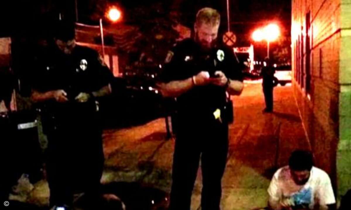 Auch Einsatzkräfte brauchen Mal eine Pause - in der sie lieber Pokemons als Verbrecher jagen (Foto: Screenshot Facebook)