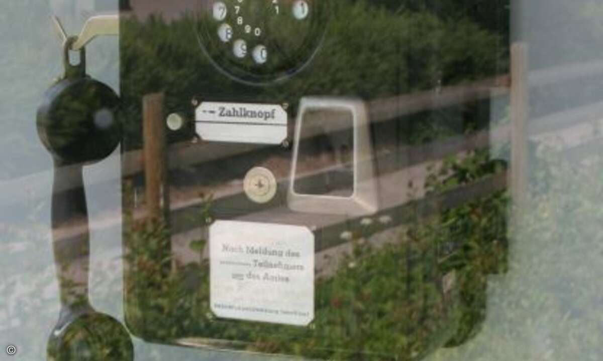 Die Technik im Inneren eines Fernsprechhäuschens aus dem Jahr 1932 würde so manchen Jugendlichen überfordern (Foto: Rosenzweig / Wikimedia Commons)