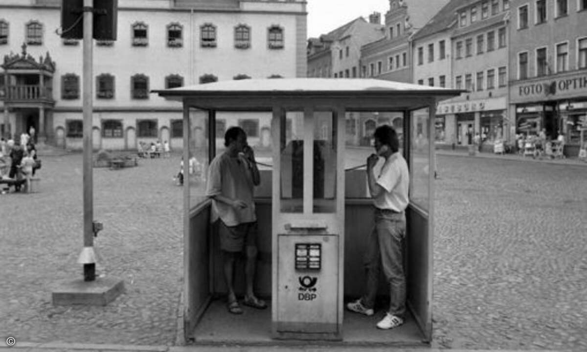 Telefonzellen auf dem Marktplatz in Wittenberg in den 50er Jahren (Foto: Bundesarchiv)