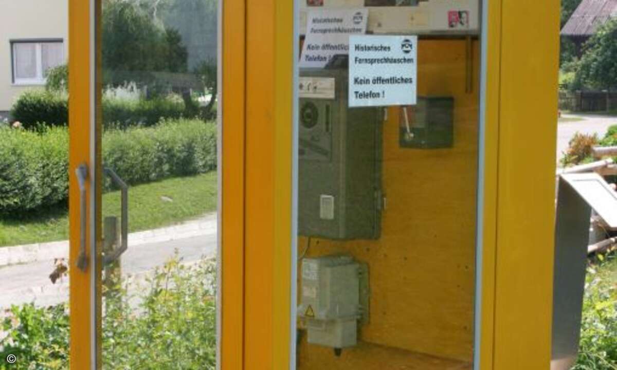 Postintern hatten die Telefonhäuschen so schmucklose Modellbezeichnungen wie »TelH55«, in denen das Einführungsjahr der Bauart enthalten war (Foto: Rosenzweig / Wikimedia Commons)