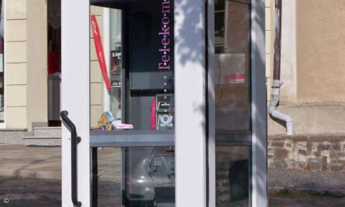 Mit der Umfirmierung zur Telekom kamen dann wieder neue Farben ins Spiel (Foto: Johannes Kazah / Wikimedia Commons)