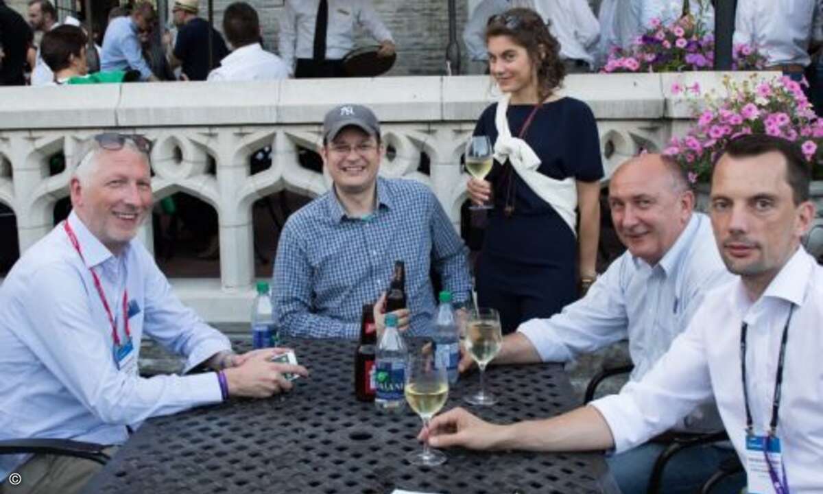 Thorsten Urbanski, Gdata (links) und Volker Oboda, Teamdrive (zweiter von rechts) stoßen auf die frischgebackene Security-Kooperation an(Bild: Microsoft)