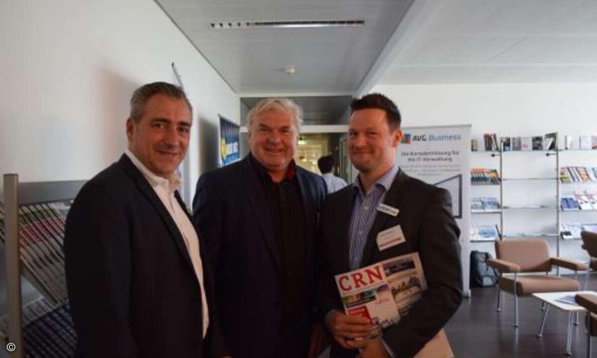 Als Chefredakteur der CRN ist Martin Fryba (mi.) immer mittendrin im Geschehen – in diesem Fall zwischen Macario López Monrobé (li.) und Andy Hudson (re.) von LOGICnow (Foto: CRN)