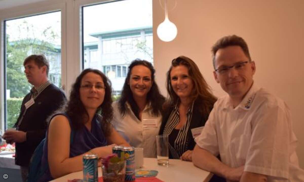 Jasmin Ressmann (bluechip, 2.v.li.), Nadine Stiegler (CRN, 3.v.li.) und Torsten Hiller (MoCo Service, re.) (Foto: CRN)