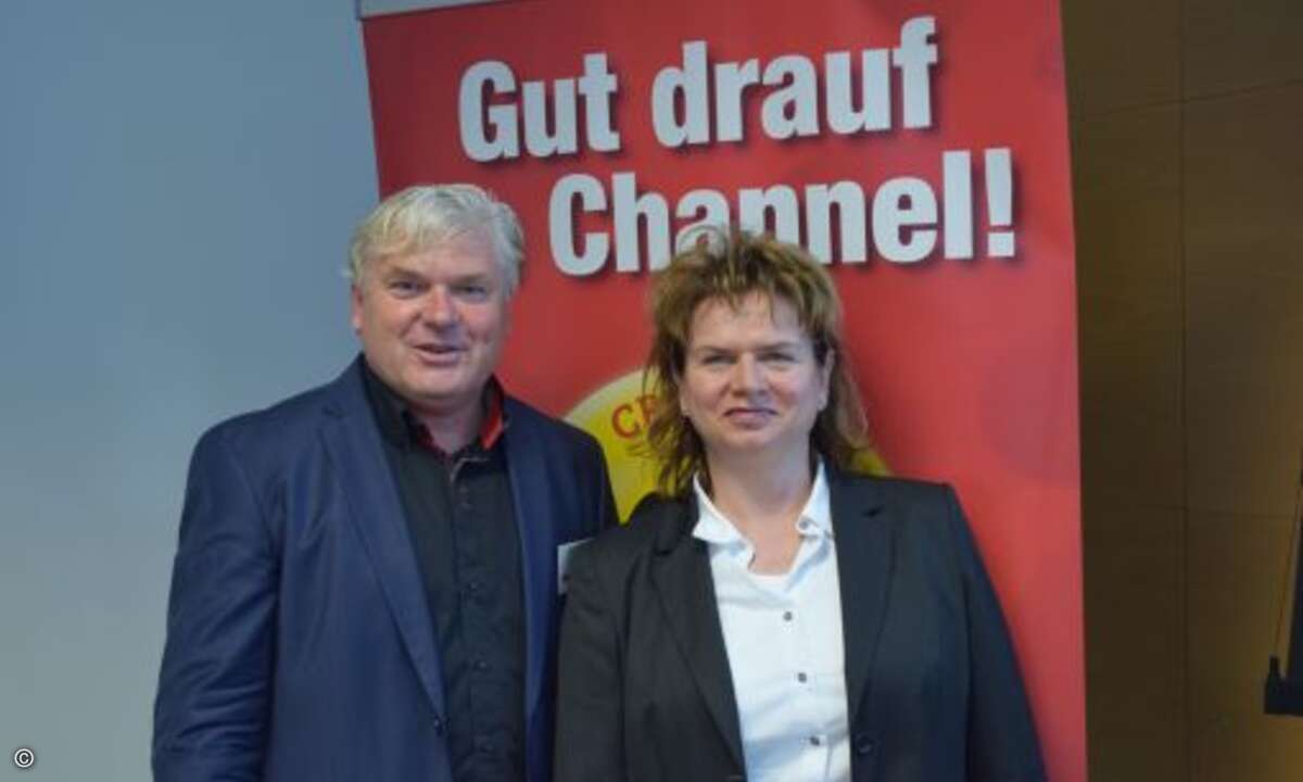 Trotz Bahn-Chaos konnte Martin Fryba (CRN) die leicht verspätete Marion Weiß (Lenovo) zum Glück doch noch herzlich willkommen heißen (Foto: CRN)