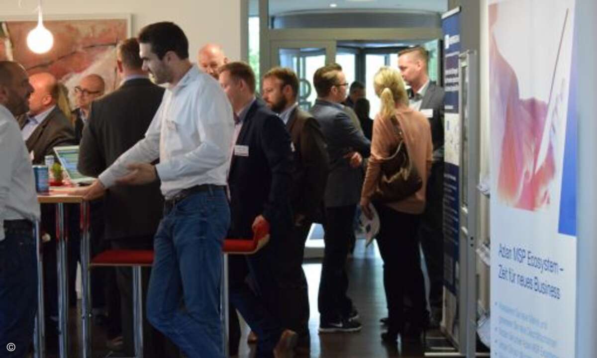 Beim Networking wurden die Themen aus den Vorträgen direkt wieder aufgegriffen und eifrig diskutiert (Foto: CRN)