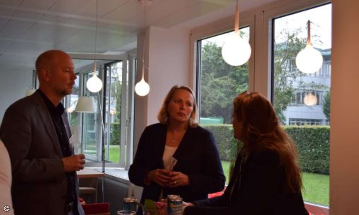 Marc Fischer (Ebertlang) und Nicola Green (Datto) mit Nadine Stiegler (CRN) (Foto: CRN)