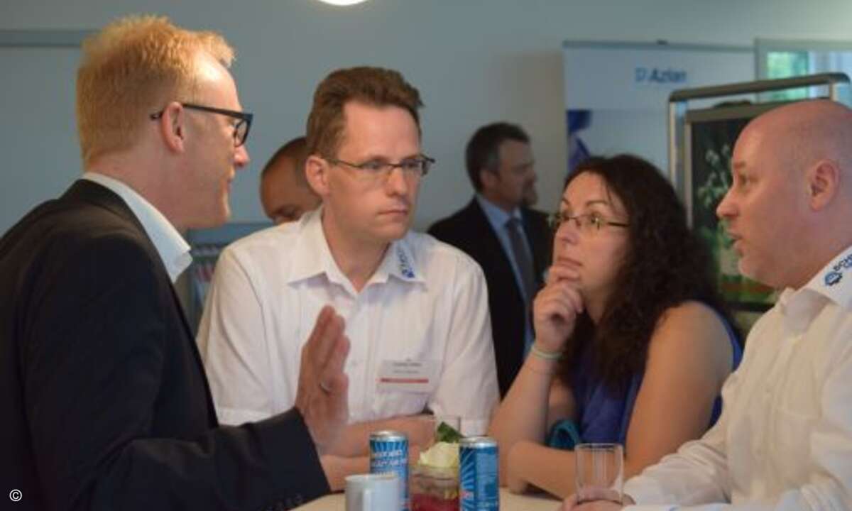 Olaf Kaiser (UBEGA, li.), Torsten Hiller (MoCo Service Systemhaus, 2.v.li.), und Andreas Schlund (schlund networks, re.) diskutierten eifrig über die Vorteile von Managed Services (Foto: CRN)