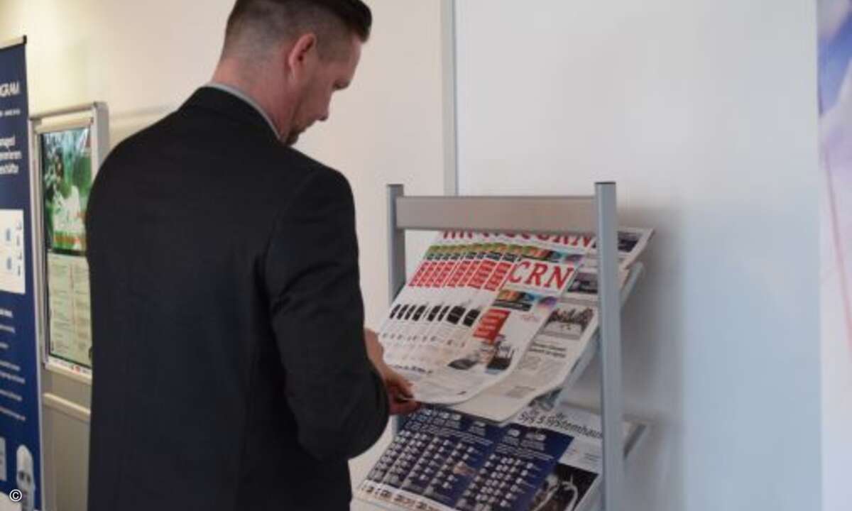 Als treuer Leser der CRN nahm sich René Claus von Eset direkt vor Ort die neue Ausgabe mit (Foto: CRN)