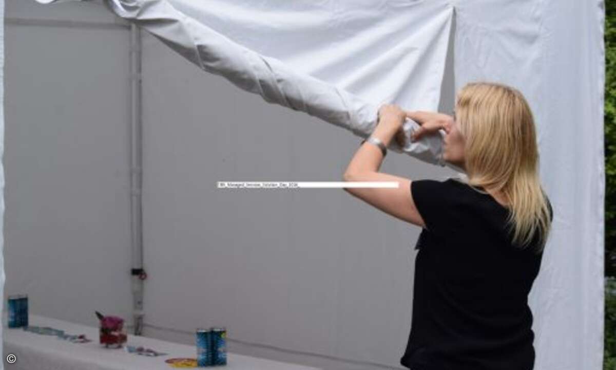 Dank der perfekt getimten Managed Weather Services von unserer Sonnengöttin Natascha konnten rechtzeitig zum Start des Get Toghethers im Biergarten die Zeltplanen hochgerollt und die Sonne begrüßt werden (Foto: CRN)