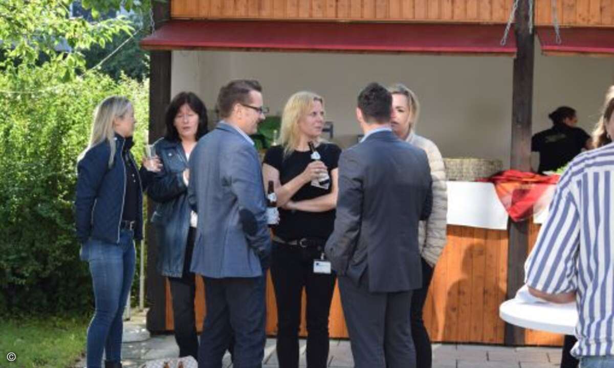 Ein kleines Feierabendbier hatten sich die Gäste nach dem informationsreichen Tag redlich verdient… (Foto: CRN)