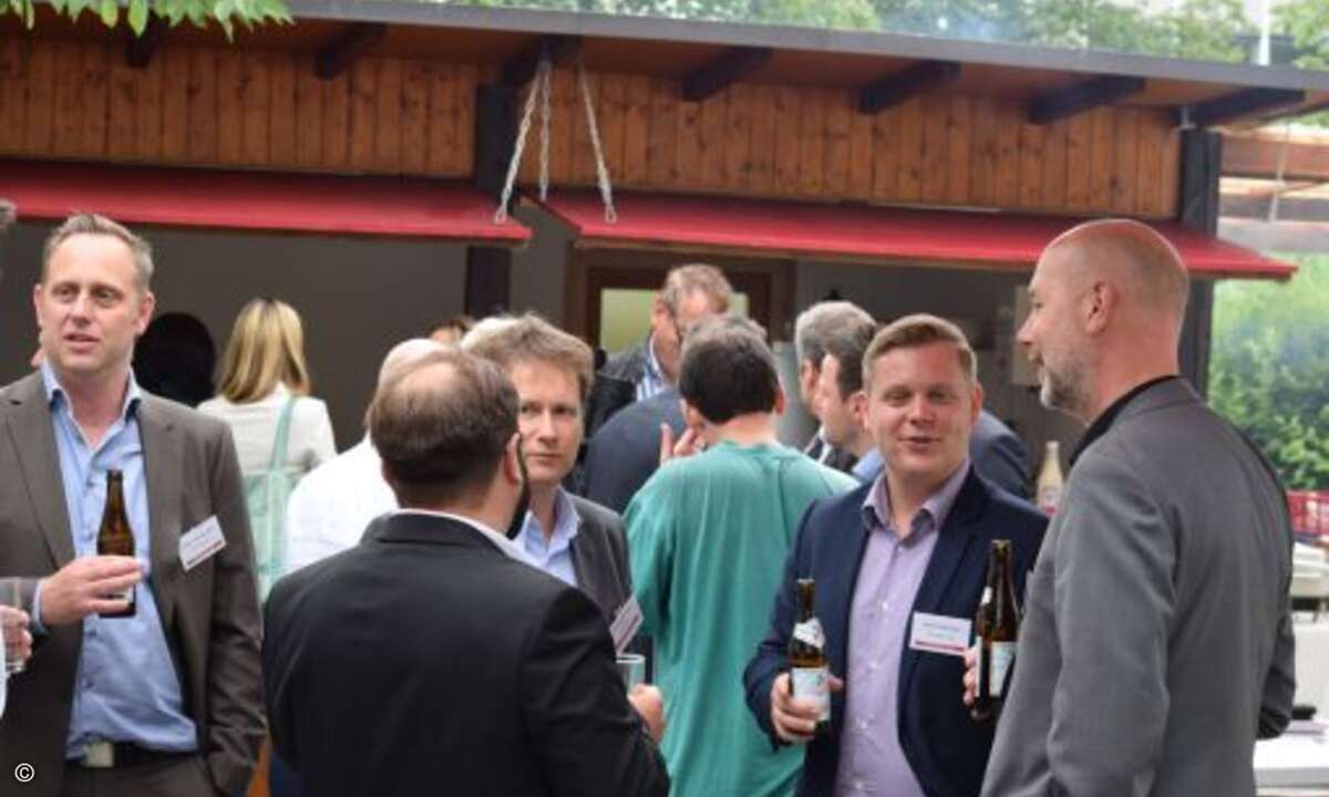 …während vom Grill schon der leckere Geruch von Rindersteaks, Truthahn und Feta-Taschen herüberwehte (Foto: CRN)