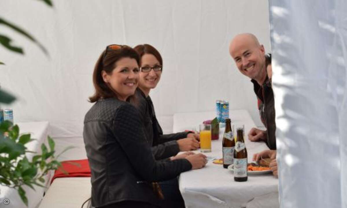 Anschließend präsentierte sich Matthäus Hose (CRN) als Gastgeber par Excellence und organisierte den Damen persönlich einen gemütlichen Sitzplatz im Zelt zum Essen (Foto: CRN)