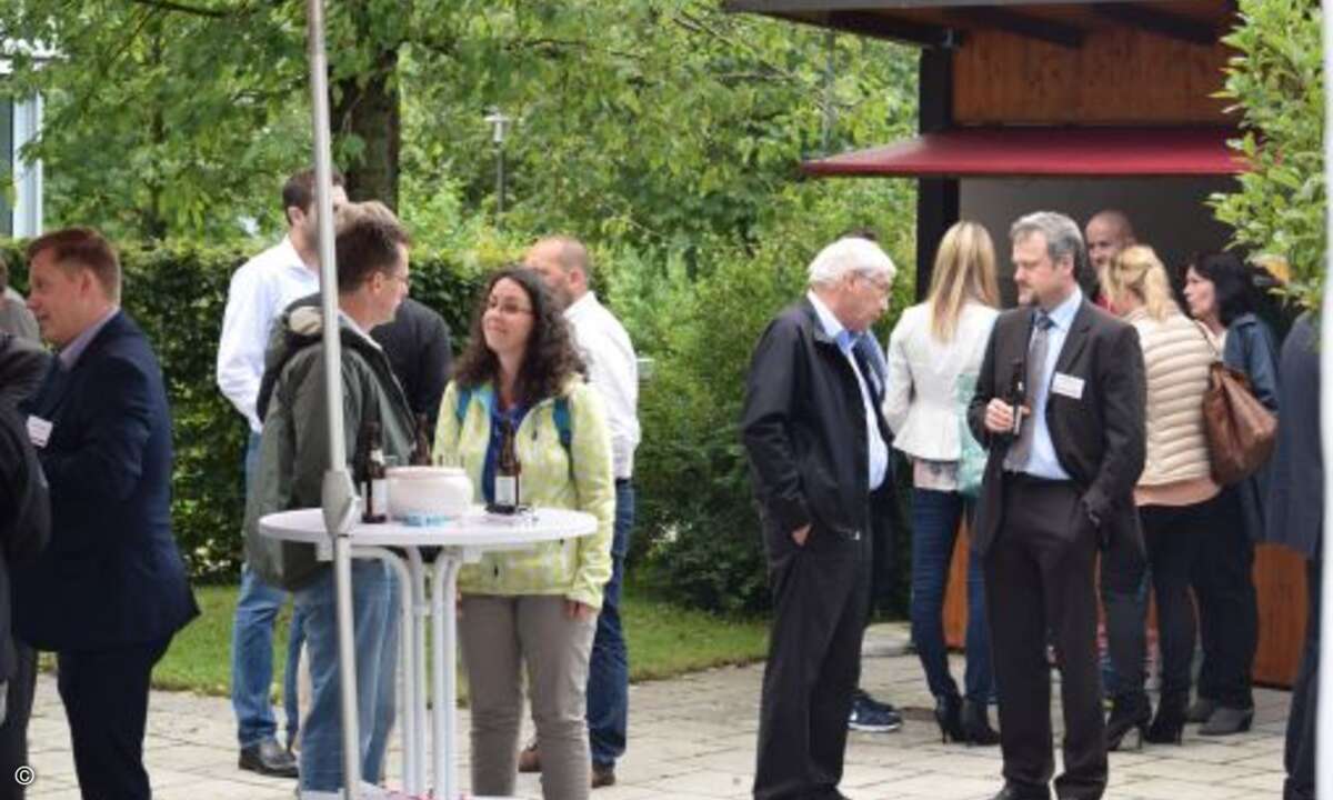 So schön ist Arbeiten nur im Biergarten der WEKA FACHMEDIEN (Foto: CRN)