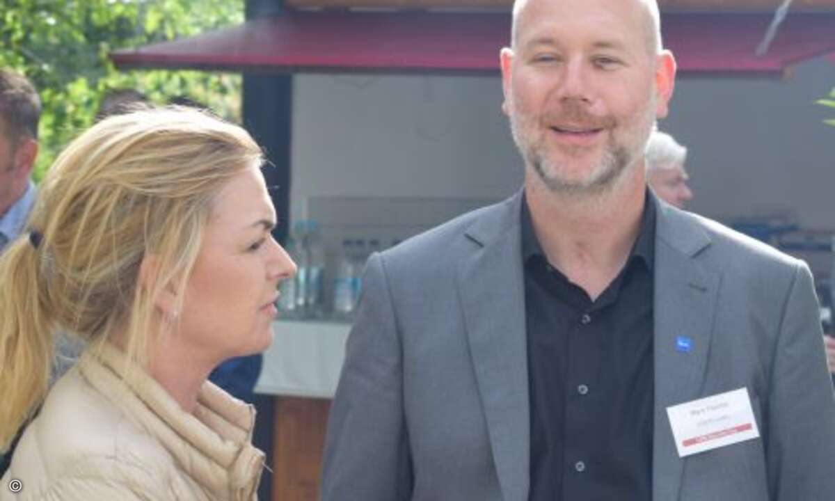 Carolin Schlüter (CRN) beglückwünschte Marc Fischer von Ebertlang zu einer sehr gelungenen Präsentation (Foto: CRN)
