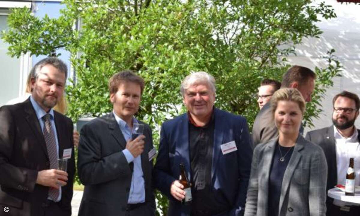 Stefan Kleesattel (Vanquish), Carsten Michutta (cc-works), Martin Fryba (CRN) und Irina Milyukhina (Kaseya, v.li.) genossen das sonnige Wetter (Foto: CRN)