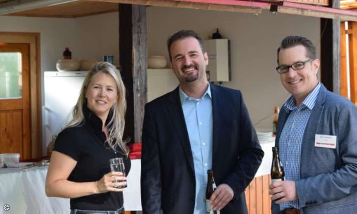 Gut gekühlte Erfrischung für Janna Grosse (UNIT Technology), Anton Jakob (Samsung) und Marc Adelberg (CRN, v.li.) nach dem Vortragsprogramm (Foto: CRN)