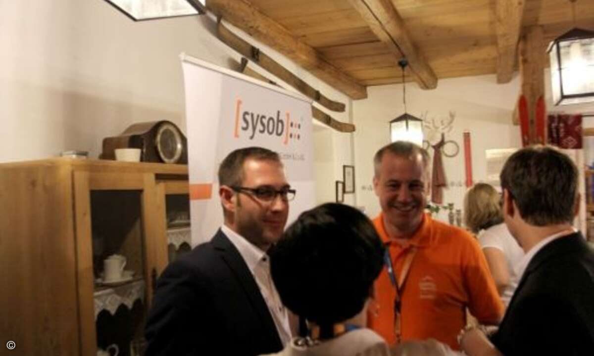 Johannes Haseneder mit Martina und Thomas Malchar (PasswordSafe)und Philip Brugger (Mateso) (Bild: sysob)