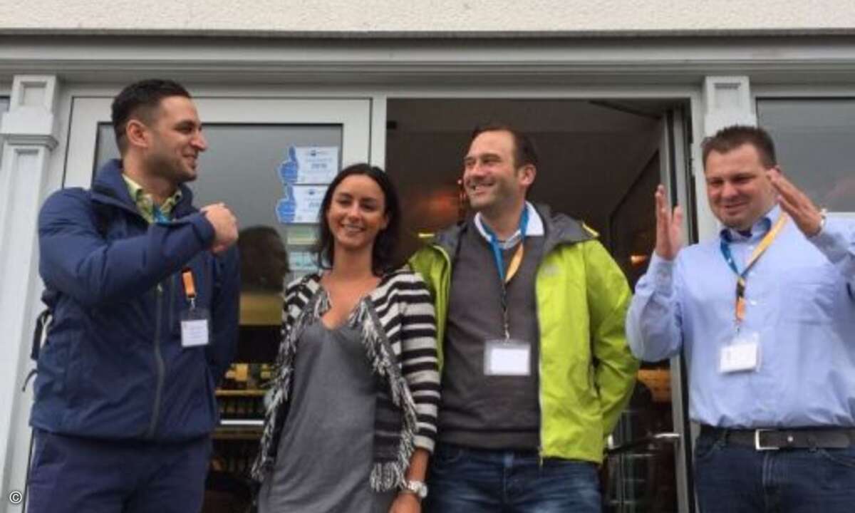 (von links) Özkan Topal (Rohde&Schwarz Cybersecurity), Sarah Najafipour (Stormshield), Holger Radecke (Clavister) und Christian Wilhelmi (Stormshield) vor der Brennerei Liebl (Bild: sysob)