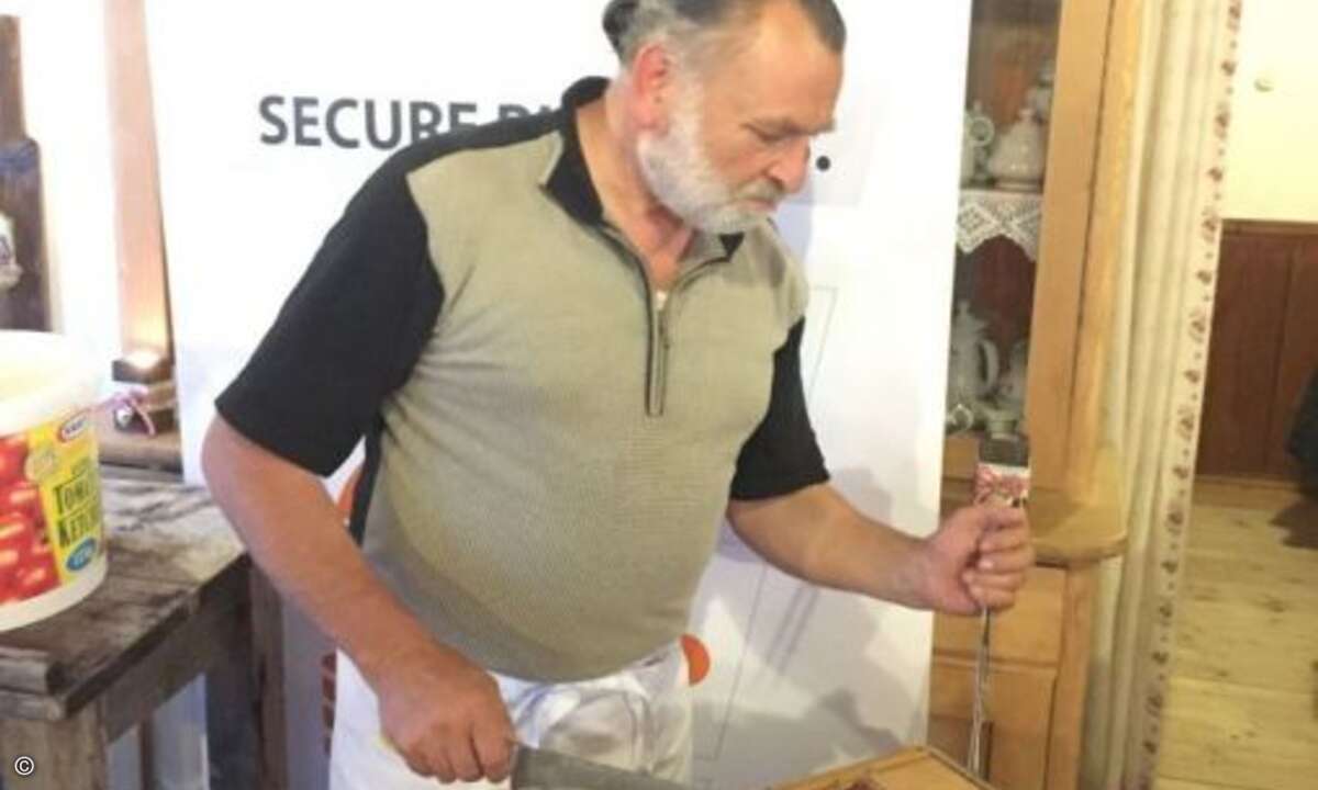 Verköstigt wurden die Gäste unter anderem mit einem saftigen Schweinsbraten (Bild: sysob)