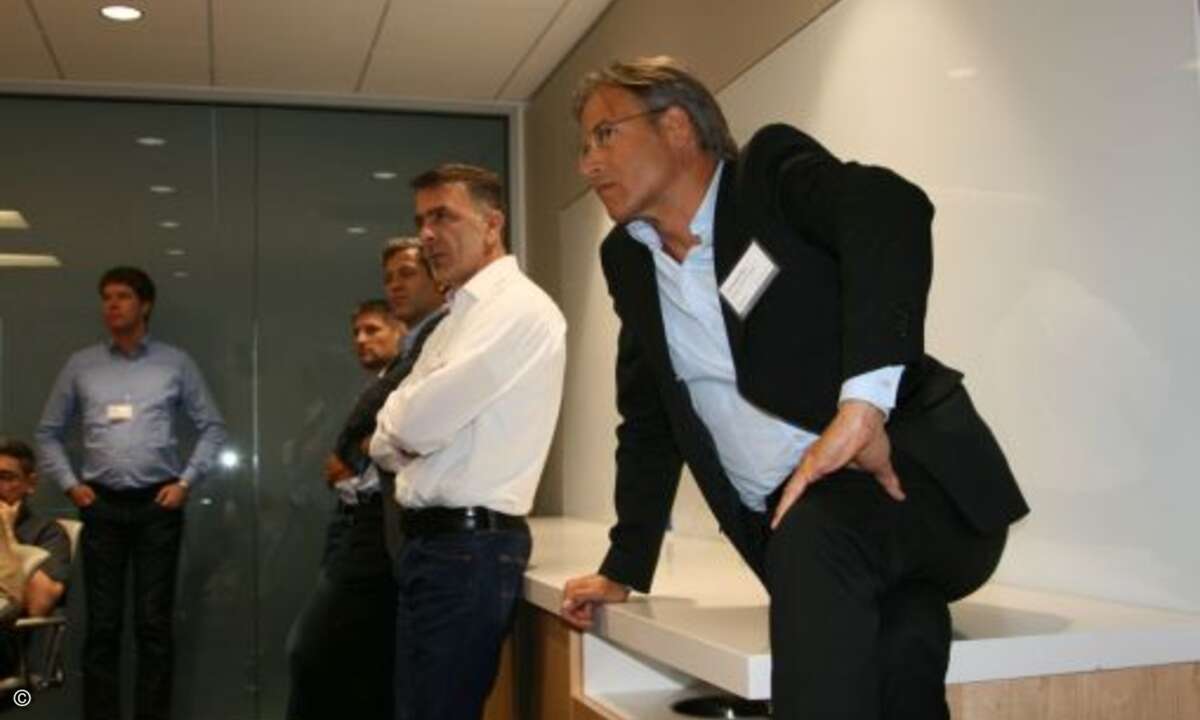 Gespannt lauschen die deutschen Partner, mit welchen Bedrohungen das Cyber Defence Center von HPE jeden Tag zu kämpfen hat