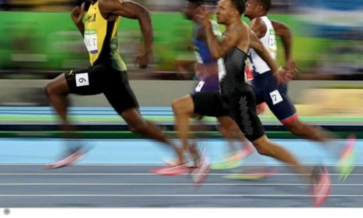 Usain Bolt hat während des 100m-Sprints noch genug Zeit für die Kamera (Foto: Twitter)