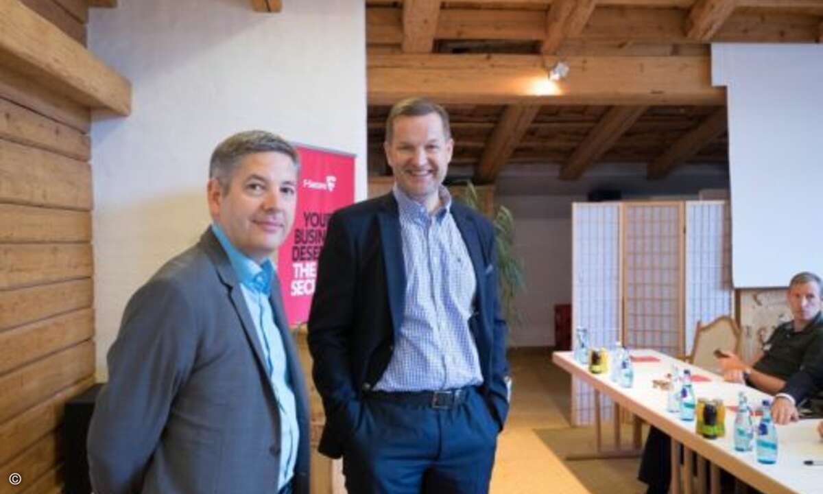 Gleich geht's los: Klaus Jetter (F-Secure, li.) kurz vor seiner Eröffnungsrede mit Jaakko Hyttinen (F-Secure, re.), der bei seinem Vortrag mit fast akzentfreiem Deutsch beeindruckte (Foto: F-Secure)