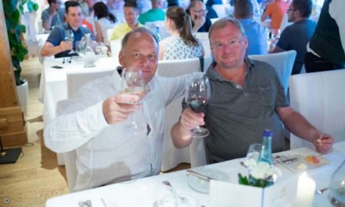 Ralf Schmidt vom Schmidt GmbH Systemhaus (li.) und Volker Menz von der Menz EDV (re.) heben ihre Gläser auf eine gelungene Veranstaltung (Foto: F-Secure)