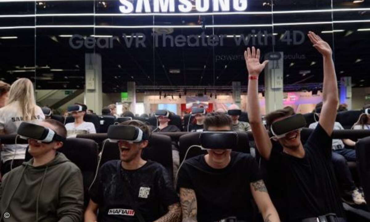 Samsung hat auf der Gamescom 2016 ein umfassendes Hardware-Ökosystem für Spielefans vorgestellt, darunter auch eine überarbeitete Version seiner VR-Brille Galaxy Gear VR (Bild: Samsung)