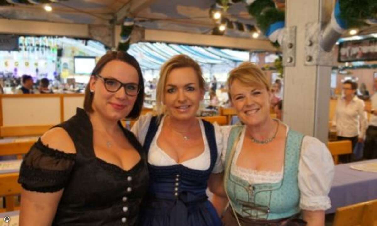 Die schönsten Dirndl im Festzelt Wenisch: (v.l.) Sabrina Hoefs (Also), Carolin Schlüter (CRN) und Janet Spacey (Spacey-PR) (Bild CRN)